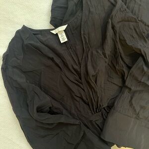 H&M crinkle dress. Size XL, black.